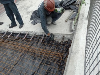 Obra de pavimentação reforçada com barras de transferência.